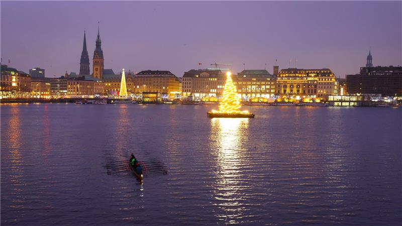 Lichterglanz auf der Binnenalster: Weihnachtliche Stimmung in Hamburg