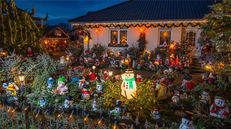 Lichterketten, Leuchtsterne sowie Hunderte Weihnachts- und Schneemänner können Besucher im Hof von Gisela Liebsch und Gerd Mörl im brandenburgischen Straupitz bewundern.