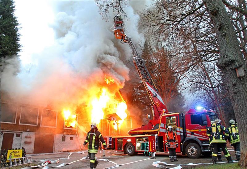 Lichterloh brannte das „Haus Gosetal“ im April 2013 bis auf die Grundmauern herunter.  Archivfoto: Epping