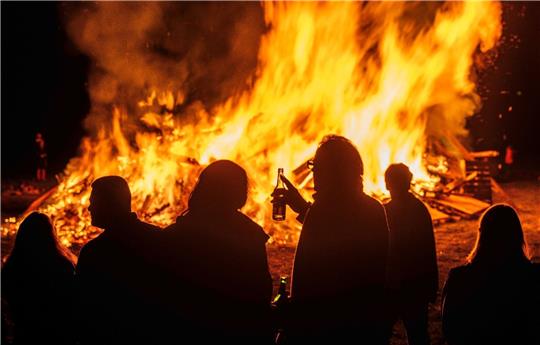 Lichterloh brennt ein Osterfeuer. Bei dem Feuer in Lautenthal wurde eine Sanitäterin angegriffen, die gerade eine Patientin versorgte. Symbolfoto: Andreas Arnold/dpa