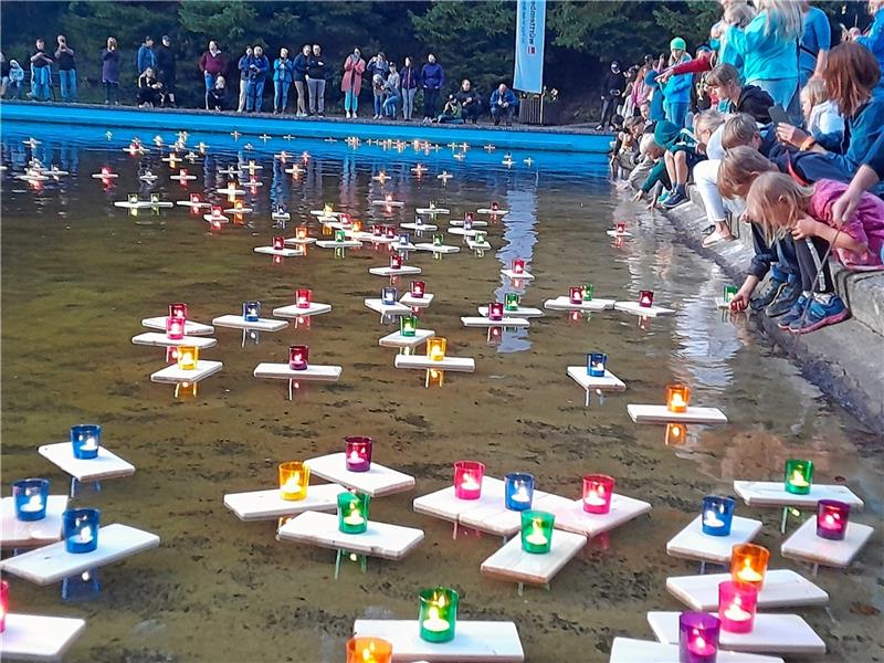 Über 1000 Gäste beim Lichter-Spektakel am Okerteich Lichterschiffchen werden auf den Okerteich gesetzt.