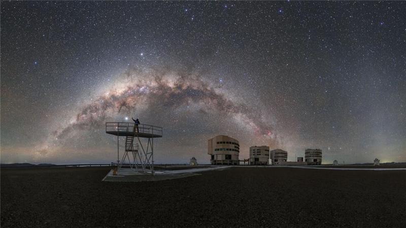 Riesen-Teleskope durch Bauprojekt in Chile bedroht Lichtverschmutzung bedroht die Arbeit des Observatoriums auf dem chilenischen Berg Cerro Paranal.