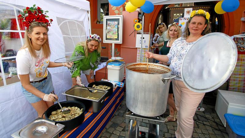 Liebe geht bekanntlich durch den Magen, und Ess-Kultur ist auch Kultur: Wie im vergangenen Jahr auf dem Marktplatz werden auch in diesem Jahr Speisen aus verschiedenen Ländern eine wichtige Rolle spielen.