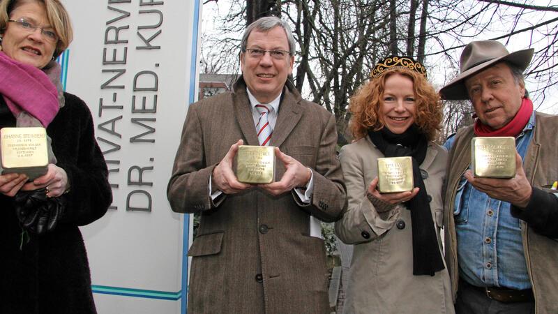 Erinnern an die Opfer der „Euthanasie“-Morde im Nazi-Reich Liebenburger Beispiel: Im Januar 2012 versenkt Gunter Demnig (r.) vor dem Haupteingang zur Fontheim-Klinik jene Stolpersteine, die an die Deportation und Ermordung von neun ehemaligen Patientinnen durch die Nazis erinnern. Sabine und Dr. Kurt Fontheim sowie Kantorin Avitall Gerstetter (v.l.) präsentieren mit dem Künstler die kleinen Denkmale aus Messing.