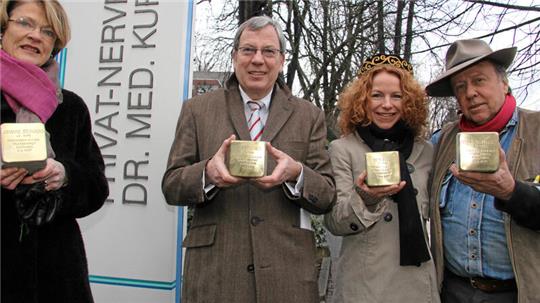 Liebenburger Beispiel: Im Januar 2012 versenkt Gunter Demnig (r.) vor dem Haupteingang zur Fontheim-Klinik jene Stolpersteine, die an die Deportation und Ermordung von neun ehemaligen Patientinnen durch die Nazis erinnern. Sabine und Dr. Kurt Fontheim sowie Kantorin Avitall Gerstetter (v.l.) präsentieren mit dem Künstler die kleinen Denkmale aus Messing.