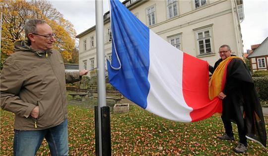 Liebenburger Fahnenkommando: Lars Röttger (li.) und Alf Hesse hissen vorm Rathaus anlässlich des Besuches aus der Partnergemeinde die französische Flagge.