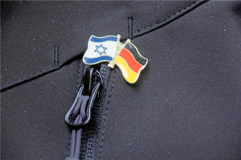 Terror in Israel verhindert den Liebenburger Gegenbesuch Liebenburgs Bürgermeister Alf Hesse pflegt bei dem Jugendaustausch am Revers einen Pin mit der israelischen und deutschen Flagge zu tragen. Archivfoto: Gereke