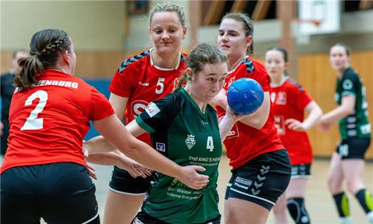 Liebenburgs Chiara Härtel setzt sich erfolgreich am Kreis gleich gegen drei Spielerinnen der HSG Nienburg durch.