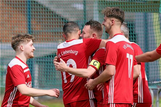 Liebenburgs Kapitän Marcel Barge verwandelt einen Foulelfmeter zum zwischenzeitlichen 2:0 und darf sich über die Glückwünsche zu seinem Treffer freuen. Foto: Drechsler
