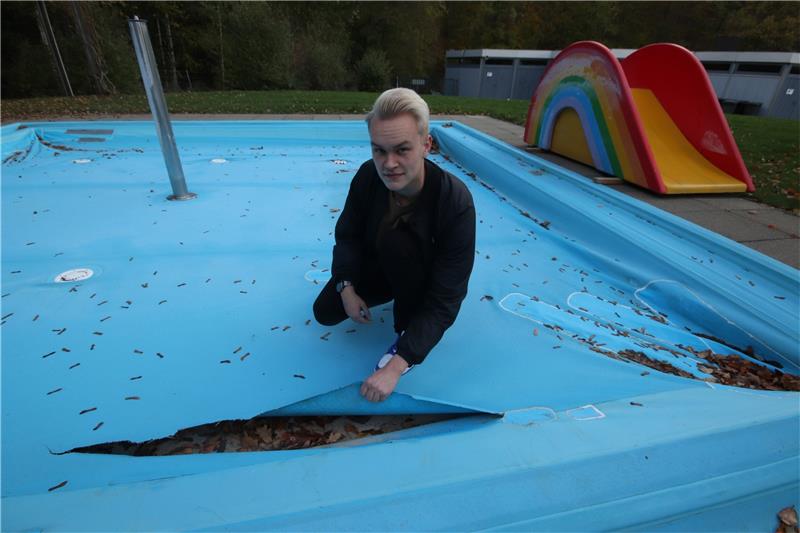 Liebenburgs Schwimmmeister Lennart Dienelt präsentiert den neusten Riss in der Planschbeckenfolie. Die Schadstelle soll erst gar nicht mehr geflickt, vielmehr sollen beide Becken erneuert werden. Fotos: Gereke