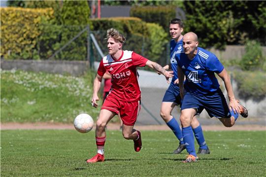 Liebenburgs Steven Hundertmark (l.) hält sich den Othfresener Claudio Russo vom Leib. Am Ende siegt der VfL mit 4:1 gegen den Spitzenreiter. Foto: Gietemann