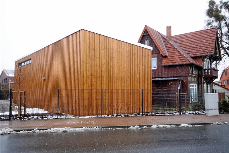 Fontheim-Klinik: Neuer Wirtschaftshof für rund vier Millionen Euro Liebenburgs ehemalige Black Box ist jetzt mit Lärchenholz verkleidet und fügt sich nach Meinung vieler besser in das Ortsbild ein.