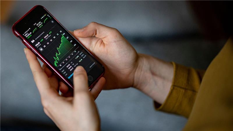 Lieber Aktien oder lieber Tagesgeld? Viele holen sich Rat bei Freunden (Symbolbild)