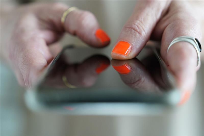 Lieber Online-Dienste wie Whatsapp oder Threema als SMS: Die Bundesbürger haben 2023 noch 5,3 Milliarden gesendet, 0,5 Milliarden weniger als im Jahr zuvor.