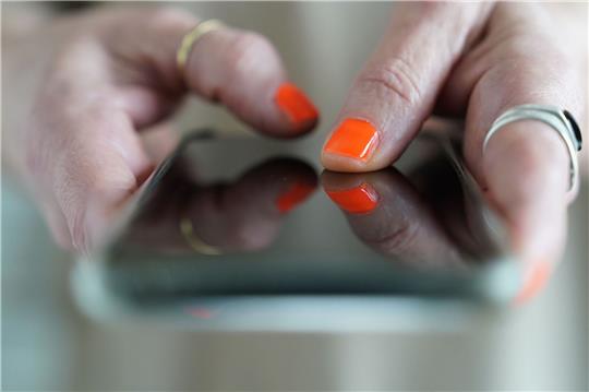 Lieber Online-Dienste wie Whatsapp oder Threema als SMS: Die Bundesbürger haben 2023 noch 5,3 Milliarden gesendet, 0,5 Milliarden weniger als im Jahr zuvor.