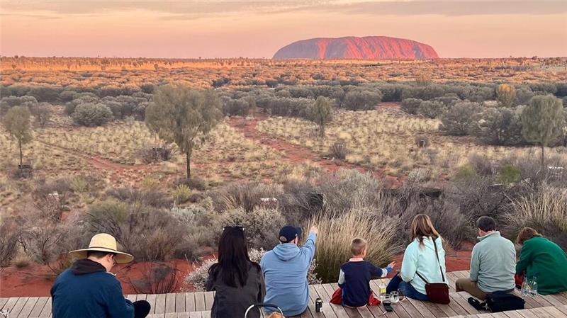 Lieber aus der Ferne als vom Gipfel: Heute können Touristen den Uluru von einer Plattform aus bestaunen.