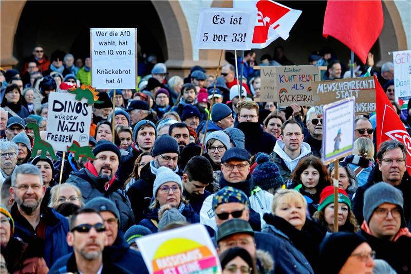 Auf dem Marktplatz rücken sie alle zusammen „Lieber kunterbunt als kackebraun “ oder „Es ist 5 vor 33“: Plakate künden davon, was den Protestierenden durch den Kopf geht.