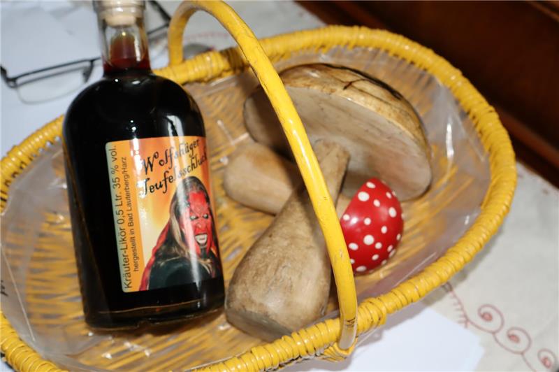 Weinflasche und Pilze im Korb. 