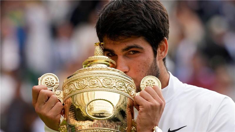 Liebkosung für den Pokal: Tennisprofi Carlos Alcaraz freute sich sichtlich über den Sieg im Wimbledon-Final 2023. (Archivbild)