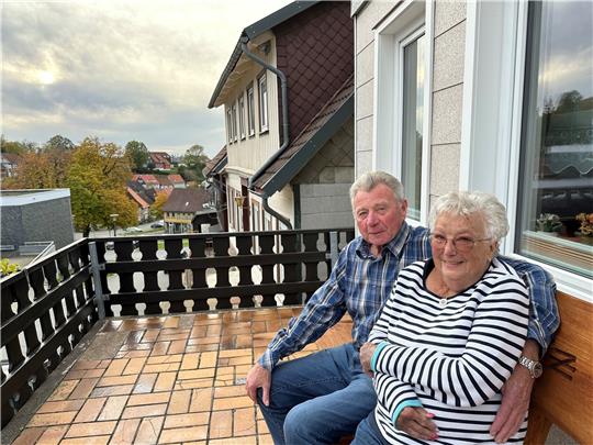 Lieblingsplatz: Lieselotte und Günther Apel sitzen gerne auf der Terrasse vor ihrem Haus und genießen den Blick auf die Bergstadt. Am heutigen Donnerstag feiern sie das Fest der Diamantenen Hochzeit. Foto: Eggers