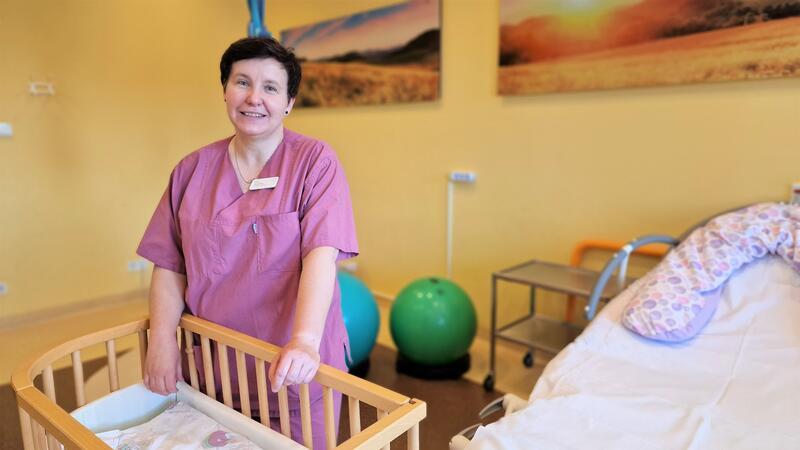 Wo Expertise auf Herzlichkeit trifft Liebt ihren Beruf: Leitende Hebamme Heike Bühn.