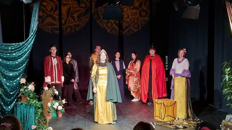 Festliche Traditionsveranstaltungen in der Goldenen Aue Lieder, Bastelangebote, Experimente und sogar ein Weihnachtsschauspiel verstecken sich hinter den "Weihnachtstoren".