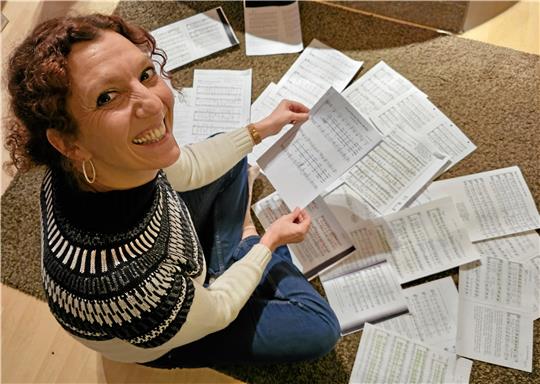 Lieder, die ihr gefallen, bereitet Julia Krüger-Köthe für die Chorklassen vor. Ehemann Karsten Krüger liefert Klavier-Einspielungen. Foto: Potthast