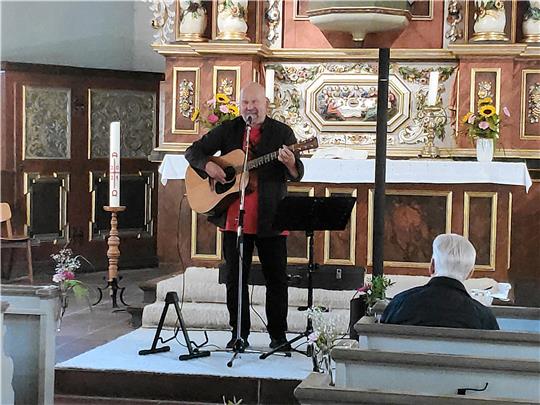 Liedermacher Frank Bode aus Osterode trägt mit seinem Kurzkonzert zum Gemeindefest in der Paul-Gerhardt-Kirche bei. Foto: Privat