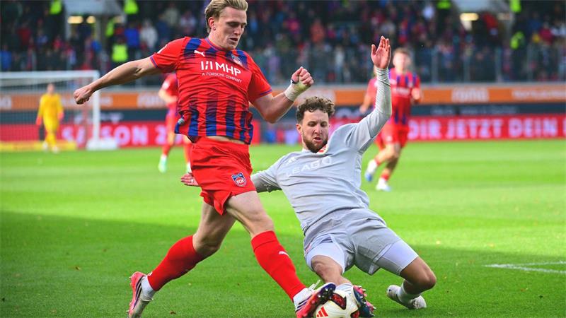 Liefern sich ein umkämpftes Duell: Heidenheims Mikkel Kaufmann und Energie-Profi Tim Campulka.