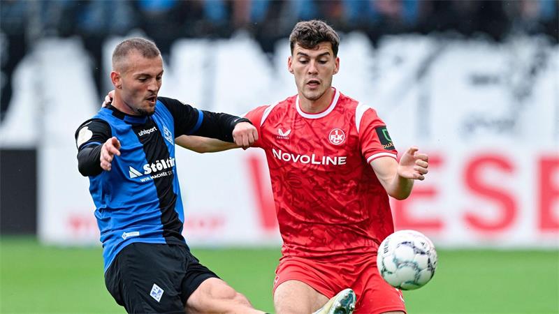 Platzsturm beim hitzigen Derby: FCK schaltet Waldhof aus Liefern sich ein umkämpftes Duell: Mannheims Kushtrim Asallari (l) und FCK-Verteidiger Jacob Rasmussen.