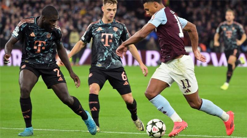 Liefern sich stellvertretend für ihre Teams einen harten Kampf: Die Münchner Dayot Upamecano (l) und Joshua Kimmich sowie Villas Ollie Watkins.