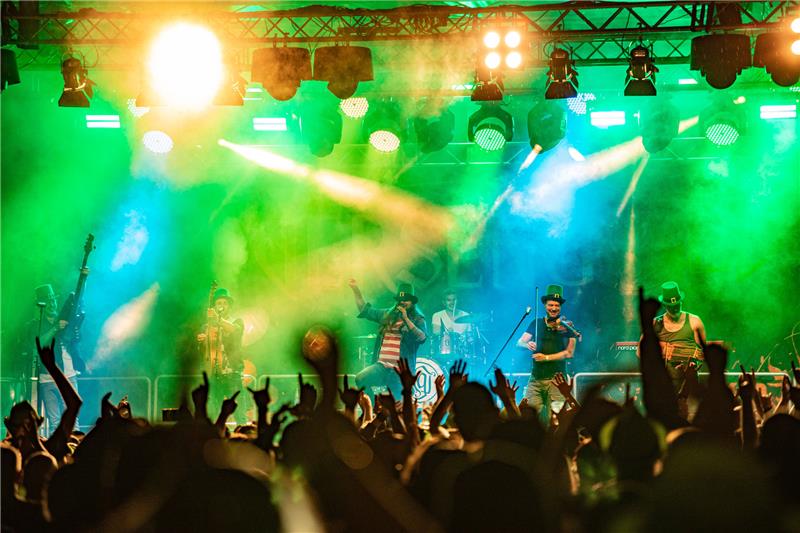 Lieferten eine überzeugende Bühnenshow: die Bremer Band Versengold. Foto: Gleisberg
