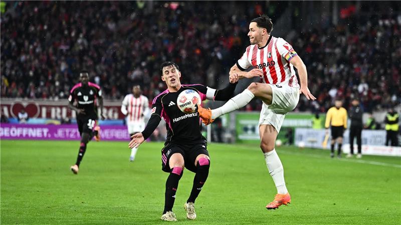 Lieferten sich ein enges Duell: Freiburgs Christian Günter und Nicolas Capaldo vom HSV