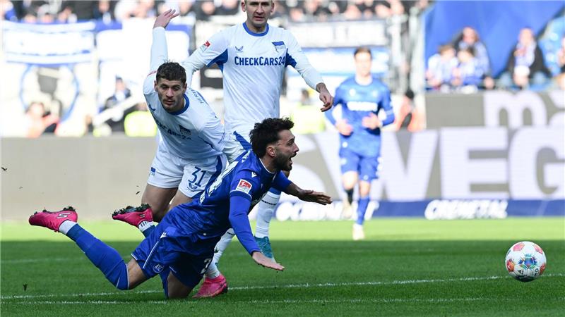 Lieferten sich ein umkämpftes Duell: Karlsruhes Fabian Schleuener und Marton Dardai von der Hertha.