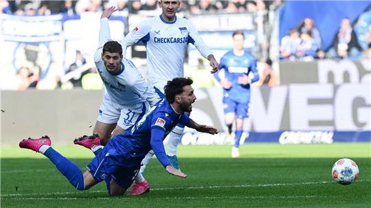 Lieferten sich ein umkämpftes Duell: Karlsruhes Fabian Schleuener und Marton Dardai von der Hertha.