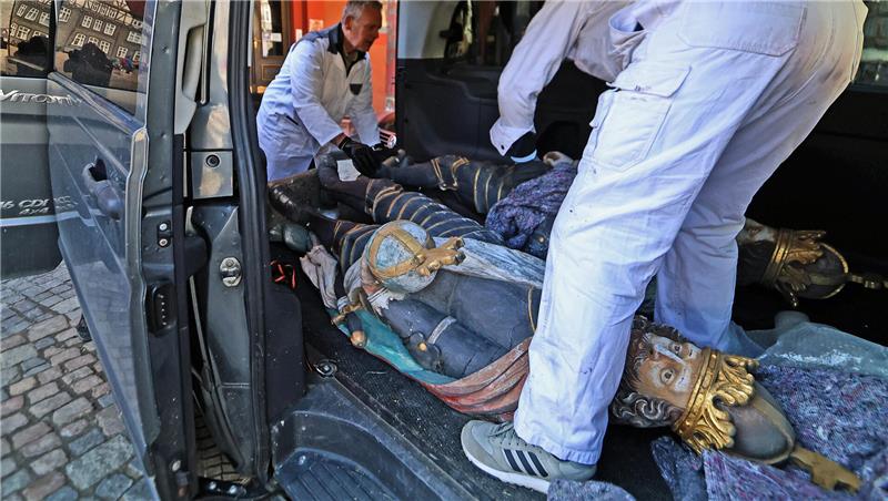 Fort von der Worth: Goslar schickt Kaiser auf Kur nach Ostharingen Liegendtransport: Paarweise werden die Potentaten nach Ostharingen ausquartiert.