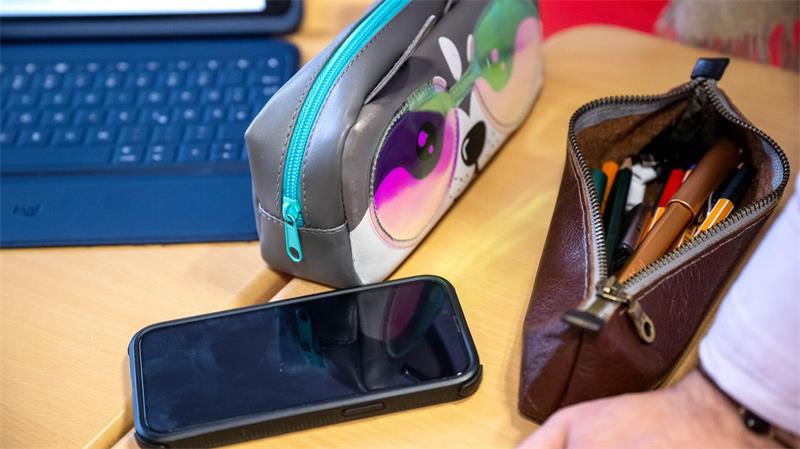 Studie: Teens mit Social Media sind schlechter in der Schule Liegt das Smartphone auf dem Schreibtisch, geht der Blick häufiger dorthin. (Archivbild)