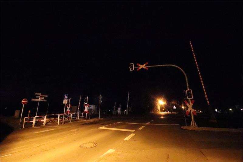 Nach Modernisierung: Othfresens Bahnübergang ist duster Liegt nachts jetzt im Dunkeln – der Bahnübergang Luttersche Straße in Othfresen, der die Landesstraße 500 und einen Fuß- und Radweg über die Gleise führt. Vor allem für Fußgänger ist das Passieren wie ein Gang durch einen Tunnel. Foto: Gereke