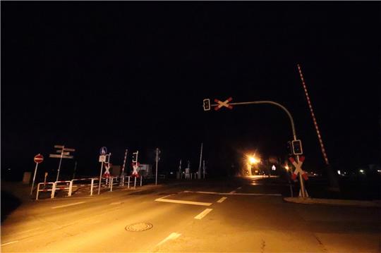 Liegt nachts jetzt im Dunkeln – der Bahnübergang Luttersche Straße in Othfresen, der die Landesstraße 500 und einen Fuß- und Radweg über die Gleise führt. Vor allem für Fußgänger ist das Passieren wie ein Gang durch einen Tunnel. Foto: Gereke