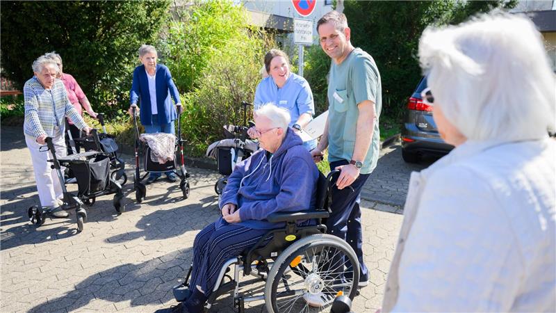 Lies bekam als Praktikant auch Einblicke in die Körperpflege von Pflegebedürftigen.