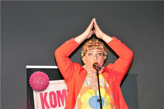 Lilli hält das Publikum mit einer Reihe von kurzen Witzen – oder, wie sie, es nennt „Quickies“ in Atem. Charmant flirtet sie mit der ersten Reihe und zeigt, wie ein einarmiger Metzger Frikadellen herstellt. Besonders einprägsam ist ihr Ernährungstipp-Tanz. Der Auftritt endet mit einem Medley aus umgedichteten Schlager-Titeln mit Alkoholbezug („Aperol durch die Nacht“). Fotos: Wolpers