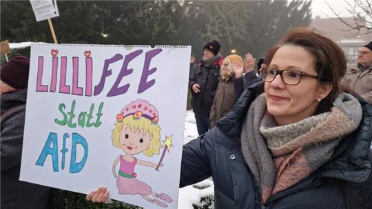 „Lillifee statt AfD“: Susanne Mattheis lässt sich von ihrer Tochter bei der Gestaltung ihres Plakats inspirieren.