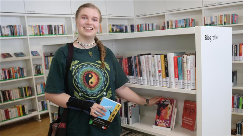 Goslarerin Lilly Kleinkauf macht ihr Abitur mit 1,0 Lilly Kleinkauf auf einem Streifzug durch die Bibliothek im Kulturmarktplatz. Sie hat sich gerade "1984" aus dem Regal genommen und ein Buch über "Beklaute Frauen" entdeckt.
