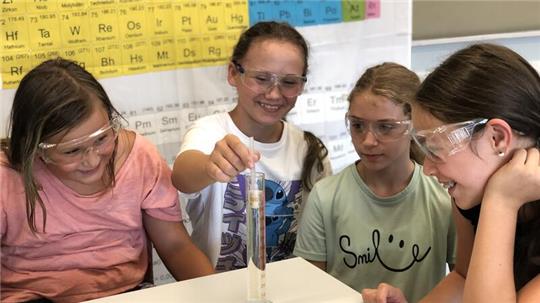 Lilou Mahn (v.l.), Lisa Lisin, Samara Wuttke und Mia Panek bestimmen mit ihrem selbstgebauten Aräometer den Zuckergehalt verschiedener Limonaden.