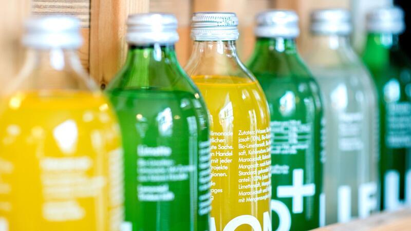 Mindestzuckergehalt für Limonaden gekippt Limonade der Marke Lemonaid in einem Regal eines Getränkemarktes.