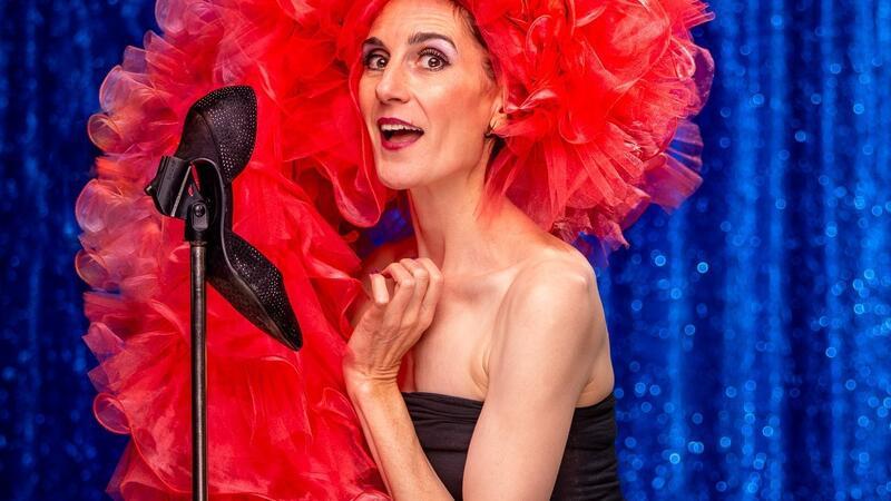 Lina Lärche führt durchs Programm der Sisters of Comedy.