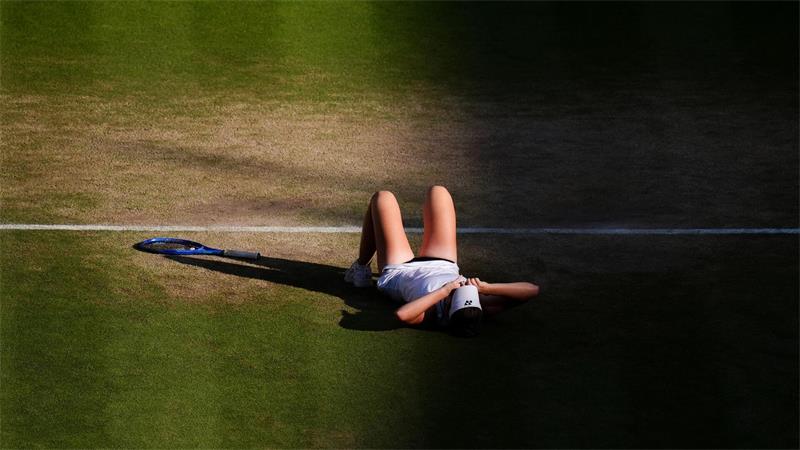 Linda Noskova feiert den größten Erfolg ihrer Tennis-Karriere.