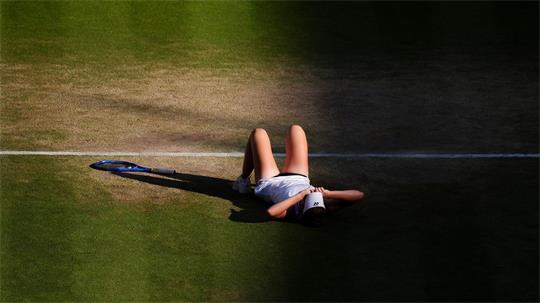 Linda Noskova feiert den größten Erfolg ihrer Tennis-Karriere.