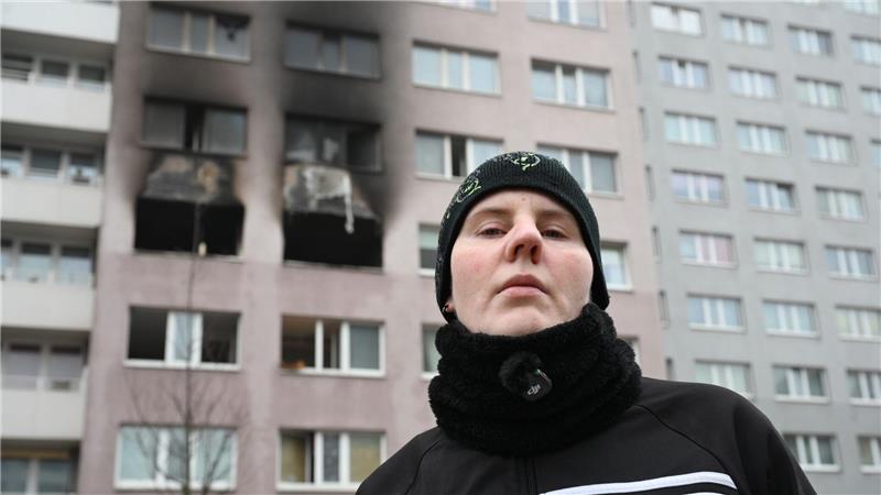 Wohnung in Berliner Hochhaus brennt – Säugling stirbt Linda Rockmann half Mietern und kochte Tee für Betroffene.