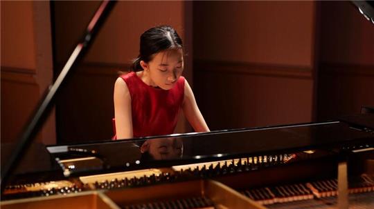 Linda Yuan spielt im Jahr 2024 im Konzerthaus in Berlin.